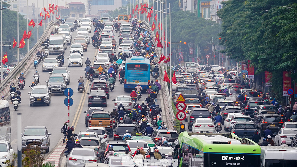 Đường Trần Duy Hưng, cầu vượt Nguyễn Chí Thanh thời điểm gần 10 giờ sáng.