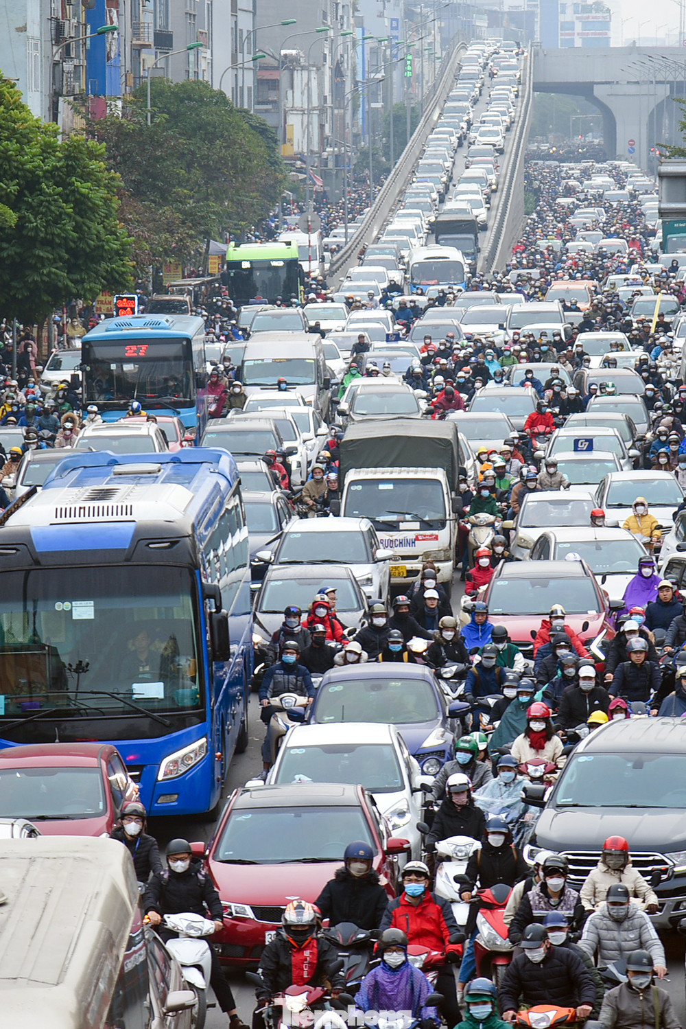 Điểm đen giao thông tại Ngã Tư Sở cũng không phải là ngoại lệ. Không chỉ là buổi sáng đầu tuần mà bất cứ thời điểm nào trong ngày của những ngày cuối năm này, nơi đây thường xuất hiện cảnh ùn ứ cục bộ.