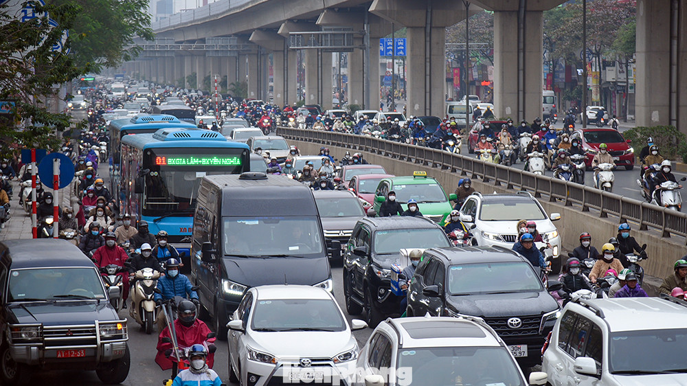 Đường Nguyễn Trãi lẫn hầm chui đều chật cứng phương tiện tham gia giao thông.