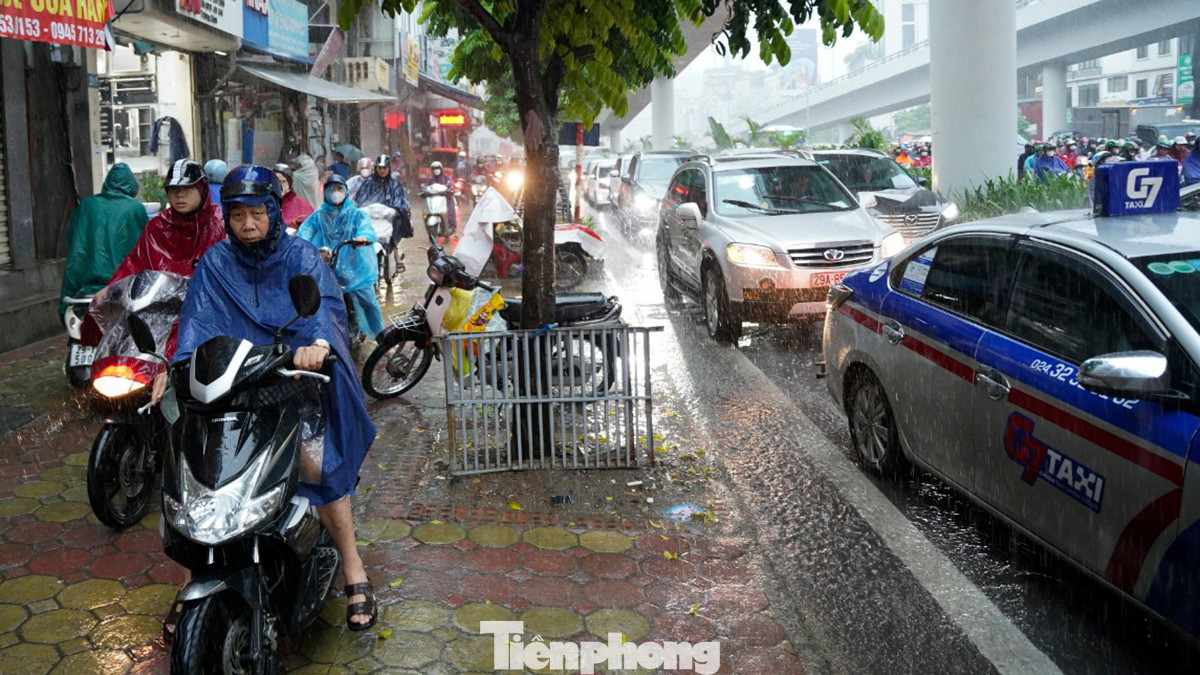 Đường tắc cứng, xe máy phi lên vỉa hè &quot;tìm lối thoát&quot; đi bất chấp vi phạm luật giao thông đường bộ.