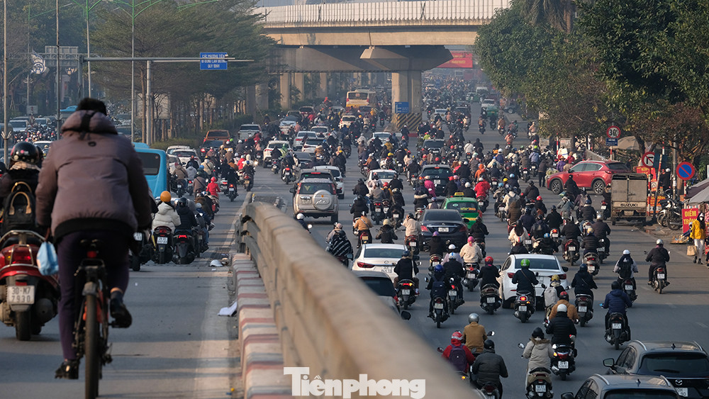 Mọi con đường cửa ngõ dẫn vào trung tâm Hà Nội chật ních phương tiện. Mọi con đường cửa ngõ dẫn vào trung tâm Hà Nội chật ních phương tiện.