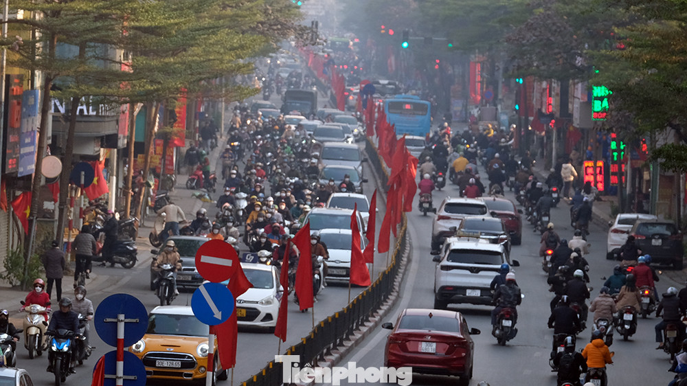 Trục đường Nguyễn Lương Bằng với hình ảnh giao thông mật độ cao vào buổi sáng nay. Trục đường Nguyễn Lương Bằng với hình ảnh giao thông mật độ cao vào buổi sáng nay.