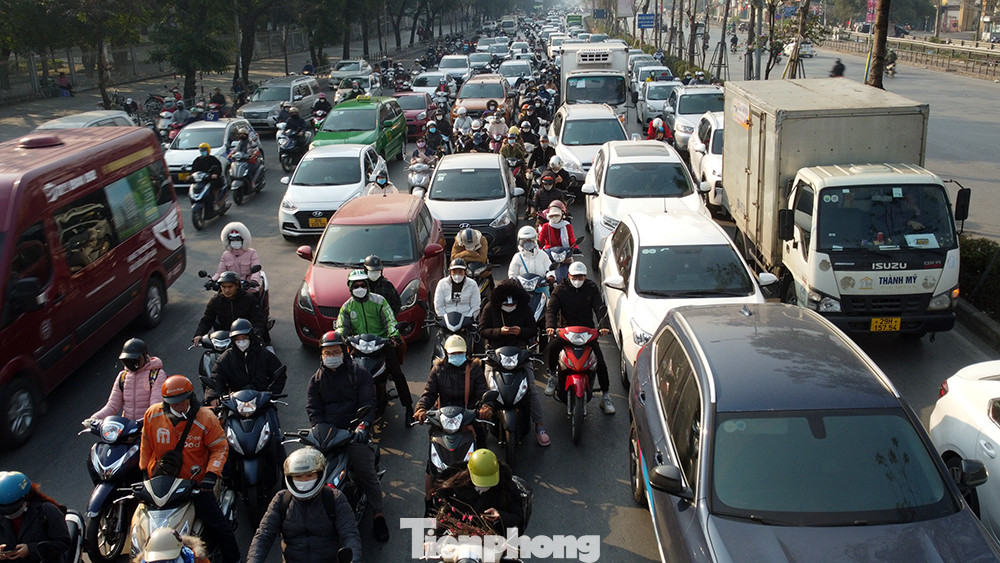 Đường Giải Phóng ở khu vực nút giao ngã tư Hầm Kim Liên ùn ứ vào lúc hơn 9 giờ sáng. Đường Giải Phóng ở khu vực nút giao ngã tư Hầm Kim Liên ùn ứ vào lúc hơn 9 giờ sáng.