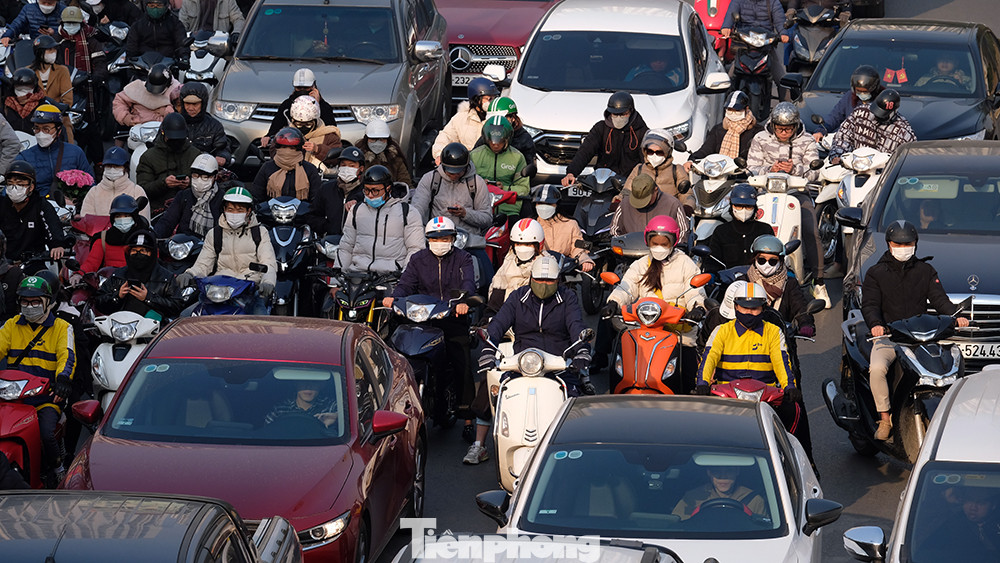 Xe máy, ô tô ở mỗi điểm đen giao thông đứng chật ních theo kiểu "điền vào chỗ trống". Xe máy, ô tô ở mỗi điểm đen giao thông đứng chật ních theo kiểu "điền vào chỗ trống".