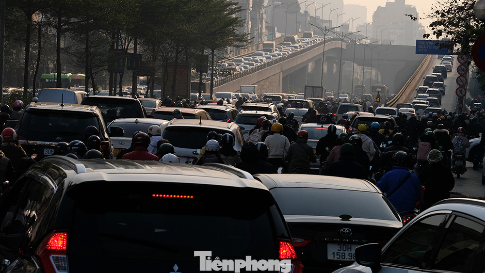 Hình ảnh giao thông Thủ đô trở lại cảnh ùn tắc sau 1 tuần thông thoáng do nghỉ Tết Nguyên đán. Hình ảnh giao thông Thủ đô trở lại cảnh ùn tắc sau 1 tuần thông thoáng do nghỉ Tết Nguyên đán.