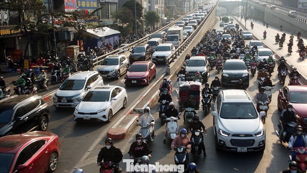 Lối xuống của đường trên cao Vành đai 2 ùn tắc ô tô kéo dài xuống nút giao Ngã Tư Sở thời điểm khoảng 8 giờ 30 phút sáng. Lối xuống của đường trên cao Vành đai 2 ùn tắc ô tô kéo dài xuống nút giao Ngã Tư Sở thời điểm khoảng 8 giờ 30 phút sáng.