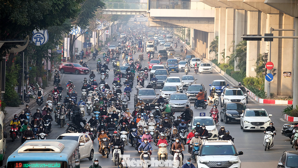 Đường Nguyễn Trãi đến gần trưa lượng xe cộ vẫn rất đông đúc. Đường Nguyễn Trãi đến gần trưa lượng xe cộ vẫn rất đông đúc.