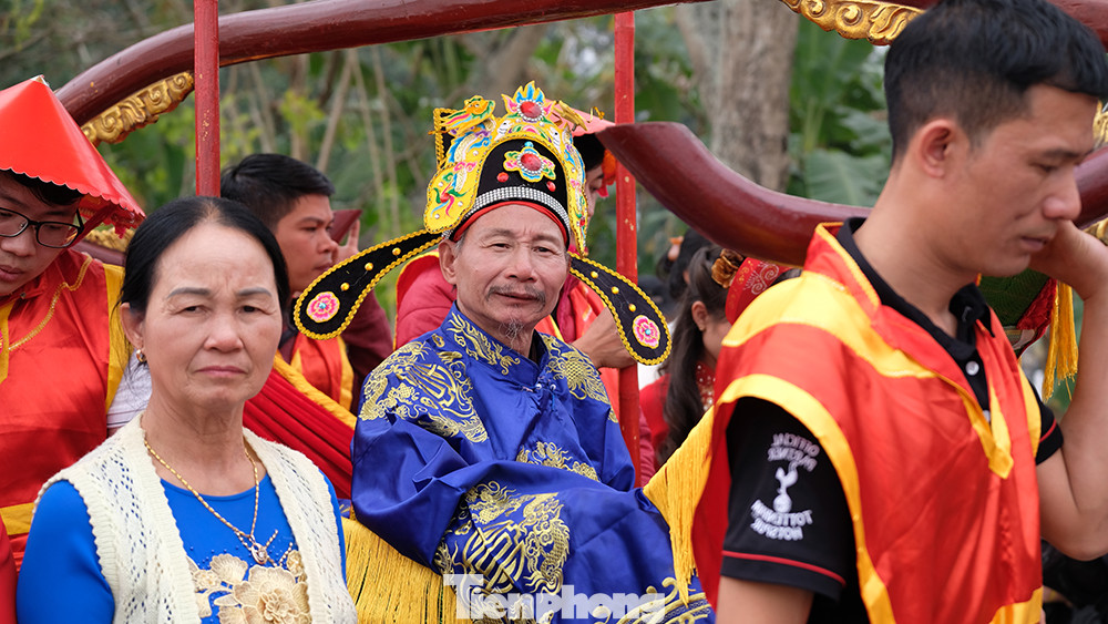 Các vị bô lão được bầu làm “quan” đều trên 60 tuổi được ngồi võng cho "lính" rước suốt hành trình trên đường về đình, “vua” thường xuyên ban lộc cho đoàn múa lân mua vui cho “vua” và “chúa”.