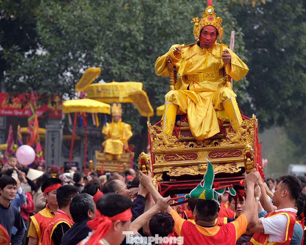 Lịch sử cũng kể rằng Vua Chúa nhiều đời từng về đây bái yết. Tuy nhiên, thấy việc đi lại làm hao phí tiền bạc, công sức của dân nên Vua ban chiếu cho dân làng làm nghi lễ rước Vua giả.
