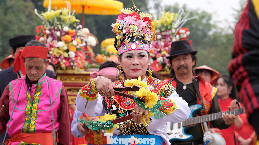 Trước mỗi đoàn kiệu rước còn có đội quân tốt nhí là cháu chắt của các bô lão cũng như các vũ công múa những điệu múa uyển chuyển, bắt mắt.