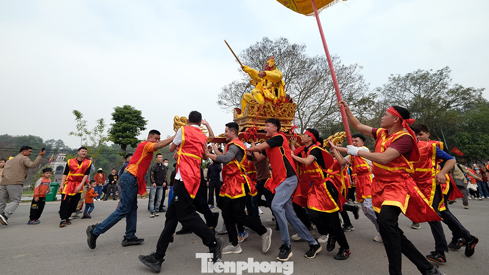 Nét đặc sắc của lễ hội là sự xuất hiện của "Vua" và "Chúa", được các cụ cao niên "đóng giả" và được rước trên kiệu.
