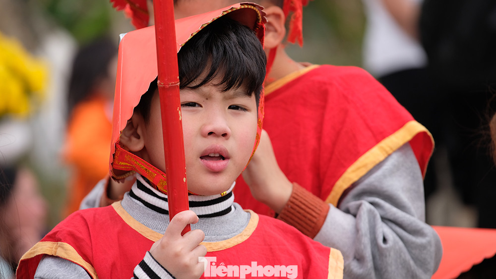 Bé Nguyễn Quang Huy (8 tuổi) thuộc đoàn rước của "nhà quan Trấn thủ", lần đầu được đi khua cờ. Với các gia đình có người được chọn vào vai quan trọng này là một niềm tự hào rất lớn.