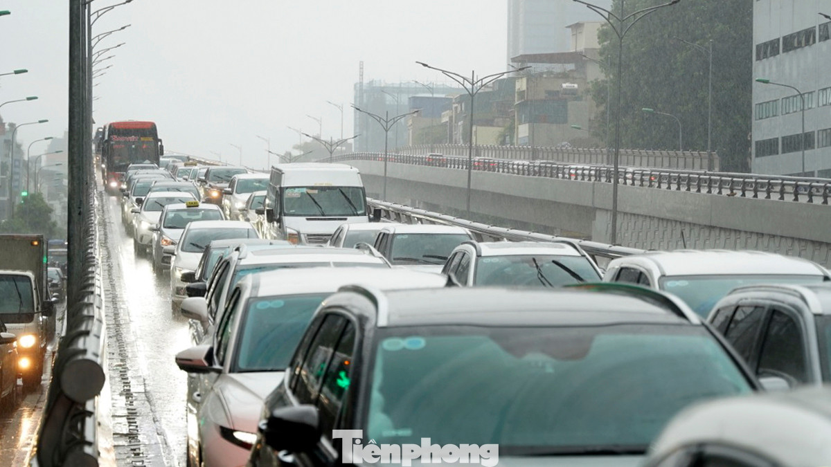 Ô tô không thể di chuyển được tại lối xuống của đường trên cao Vành đai 2 đoạn Trường Chinh - Ngã Tư Sở vì khu vực Ngã Tư Sở phía dưới giao thông đang hỗn loạn.