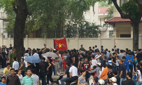 Người dân đi theo đoàn xe chở linh cữu, tiễn đưa Đại tướng về quê