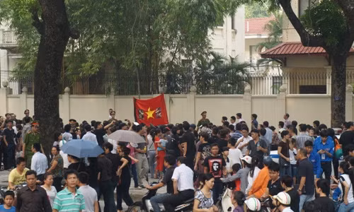 Người dân đi theo đoàn xe chở linh cữu, tiễn đưa Đại tướng về quê