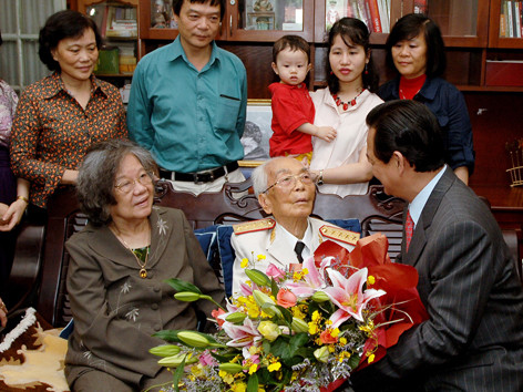 Thủ tướng Nguyễn Tấn Dũng thăm Đại tướng Võ Nguyên Giáp. Ảnh: Nhật Bắc