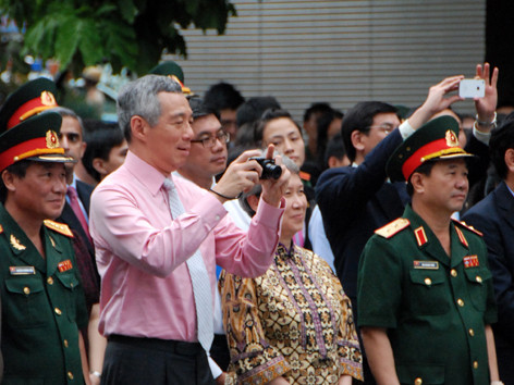 “Tay máy” Lý Hiển Long trong cuộc gặp mặt với nhân dân Hà Nội tại Vườn hoa Lý Thái Tổ ngày 12/9. Ảnh: XB