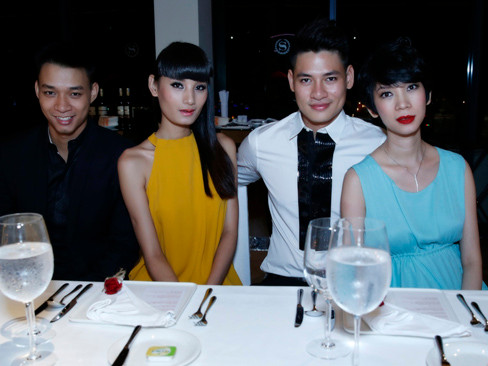 Xuân Lan rạng rỡ bên bàn tiệc