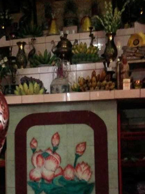 Điện thờ trong nhà bà Nghĩa. Điện thờ trong nhà bà Nghĩa