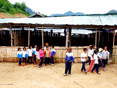 Giáo viên và học sinh tại điểm Trà Veo (Trà Xinh, Tây Trà, Quảng Ngãi) đón năm học mới trong túp lều tạm bợ. Ảnh: Nguyễn Thành