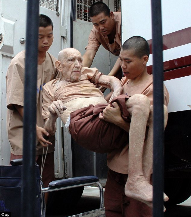 ông Karl Joseph Kraus, 93 tuổi, người Australia được đưa tới phiên tòa xét xử ở Thái Lan. Ảnh: AP ông Karl Joseph Kraus, 93 tuổi, người Australia được đưa tới phiên tòa xét xử ở Thái Lan