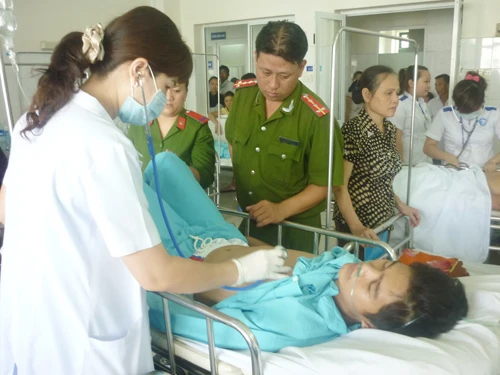 chiến sĩ bị ngạt khí độc được đưa đi cấp cứu