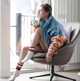 Ban công trong nhà khá rộng thoáng, toàn bộ ánh sáng được tận dụng triệt để, tạo cảm giác thư thái dễ chịu. Có thể nói mỗi mộc góc trong căn nhà của người đẹp đều rất đáng ghen tỵ.