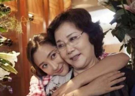 Để cho con gái cảm nhận được tình mẫu tử, tình yêu thương và cơ hội bầu bạn, bà mẹ đơn thân Cố Vĩnh Phi đã quyết định rời khỏi showbiz, lui về ở ẩn và chăm sóc con gái. Giờ đây, con gái của cô cũng đã là một thiếu nữ trưởng thành, Cố Vĩnh Phi cũng đã bước sang tuổi 74, nhưng vẫn giữ được sức khỏe và phong thái như xưa, sống một đời bình yên bên ái nữ. Để cho con gái cảm nhận được tình mẫu tử, tình yêu thương và cơ hội bầu bạn, bà mẹ đơn thân Cố Vĩnh Phi đã quyết định rời khỏi showbiz, lui về ở ẩn và chăm sóc con gái. Giờ đây, con gái của cô cũng đã là một thiếu nữ trưởng thành, Cố Vĩnh Phi cũng đã bước sang tuổi 74, nhưng vẫn giữ được sức khỏe và phong thái như xưa, sống một đời bình yên bên ái nữ.