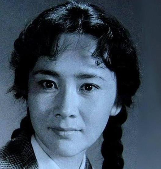 Cố Vĩnh Phi sinh ra trong một gia đình nghệ thuật vào năm 1946. Cha cô là một họa sĩ đương đại nổi tiếng và mẹ cô là phát thanh viên của một đài truyền hình. Dưới ảnh hưởng của môi trường gia đình làm nghệ thuật như vậy, Cố Vĩnh Phi cũng học hỏi được rất nhiều kiến thức. Từ nhỏ, Cố Vĩnh Phi đã có thành tích học tập xuất sắc và cũng có rất nhiều sở trường. Ước mơ lớn nhất của cô là được lên ti vi giống mẹ. Cố Vĩnh Phi sinh ra trong một gia đình nghệ thuật vào năm 1946. Cha cô là một họa sĩ đương đại nổi tiếng và mẹ cô là phát thanh viên của một đài truyền hình. Dưới ảnh hưởng của môi trường gia đình làm nghệ thuật như vậy, Cố Vĩnh Phi cũng học hỏi được rất nhiều kiến thức. Từ nhỏ, Cố Vĩnh Phi đã có thành tích học tập xuất sắc và cũng có rất nhiều sở trường. Ước mơ lớn nhất của cô là được lên ti vi giống mẹ.