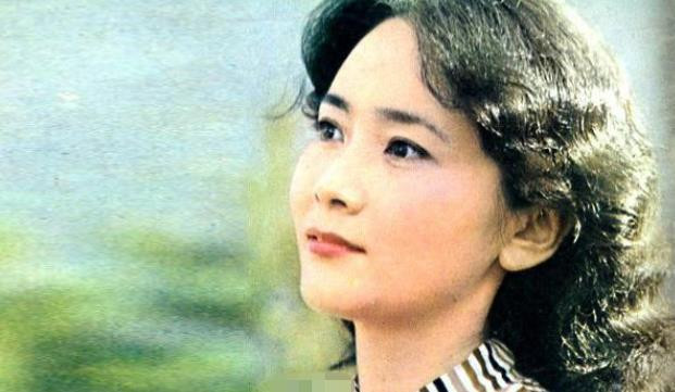 Kể từ đó, Cố Vĩnh Phi quyết định sống một cuộc sống tốt đẹp hơn. Mãi đến năm 1974, Cố Vĩnh Phi mới được Đoàn Nghệ thuật Quân khu Tân Cương tuyển dụng làm diễn viên kịch và bắt đầu bước chân vào giới nghệ thuật biểu diễn. Nhờ tác phẩm đầu tiên trong đời “Phong lãng” (Sóng gió) mà Cố Vĩnh Phi lọt vào tầm mắt của khán giả. Kể từ đó, Cố Vĩnh Phi quyết định sống một cuộc sống tốt đẹp hơn. Mãi đến năm 1974, Cố Vĩnh Phi mới được Đoàn Nghệ thuật Quân khu Tân Cương tuyển dụng làm diễn viên kịch và bắt đầu bước chân vào giới nghệ thuật biểu diễn. Nhờ tác phẩm đầu tiên trong đời “Phong lãng” (Sóng gió) mà Cố Vĩnh Phi lọt vào tầm mắt của khán giả.