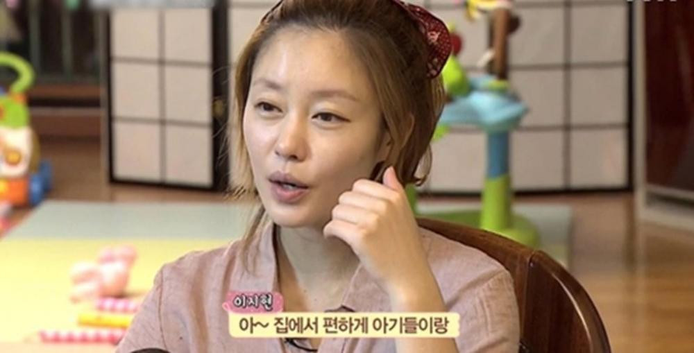 Thông qua nhiều chương trình giải trí và trò chuyện về nuôi dạy con, Lee Ji Hyun thú nhận: "Chồng tôi không tốt và suốt ngày chơi bời bên ngoài, thậm chí tôi còn bị đánh khi mang thai đến nỗi phải cầu cứu đến cảnh sát".