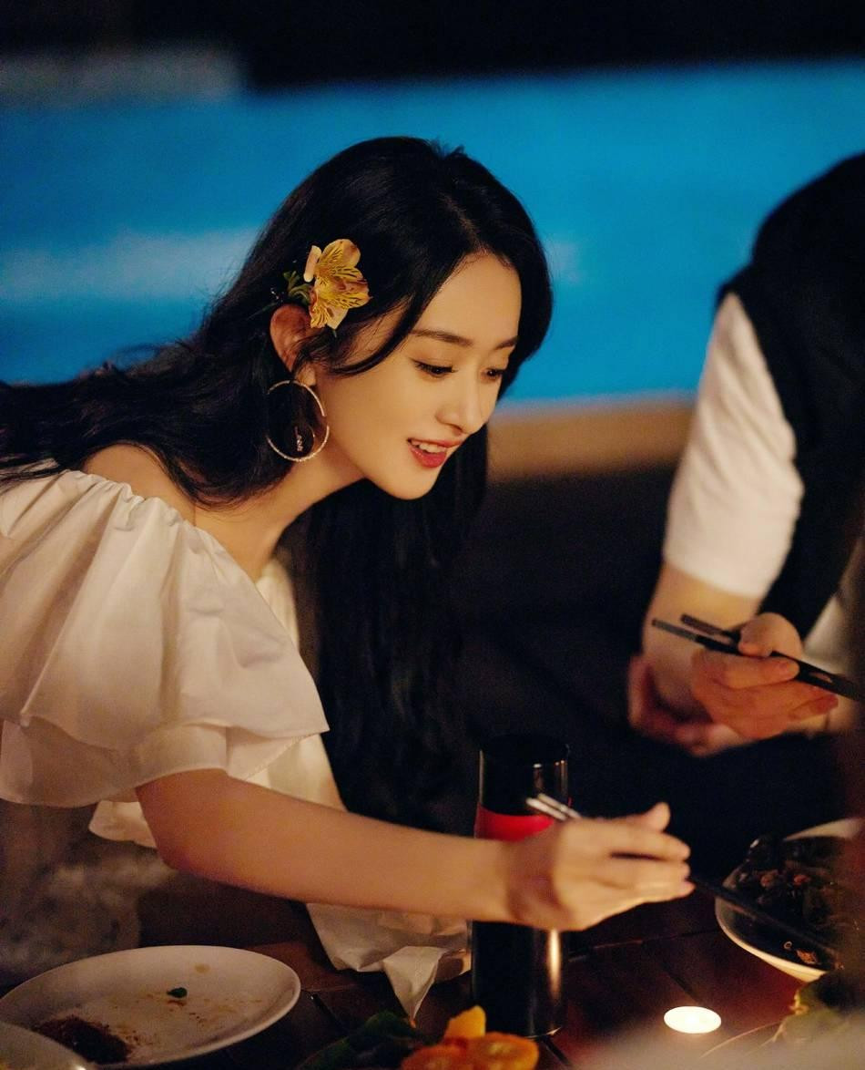 Nữ diễn viên 34 tuổi cài hoa vàng trên tóc nhìn thật sự trong sáng, tinh nghịch và đáng yêu, ngập tràn hương sắc thanh xuân của tuổi đôi mươi, đúng là chuẩn "phụ nữ đẹp nhất khi không thuộc về ai". Đã gần 1 tháng kể từ sau tuyên bố ly hôn đột ngột đầy bất ngờ, Triệu Lệ Dĩnh đã quay trở lại cuộc sống độc thân bận rộn. Nữ diễn viên 34 tuổi cài hoa vàng trên tóc nhìn thật sự trong sáng, tinh nghịch và đáng yêu, ngập tràn hương sắc thanh xuân của tuổi đôi mươi, đúng là chuẩn "phụ nữ đẹp nhất khi không thuộc về ai". Đã gần 1 tháng kể từ sau tuyên bố ly hôn đột ngột đầy bất ngờ, Triệu Lệ Dĩnh đã quay trở lại cuộc sống độc thân bận rộn.