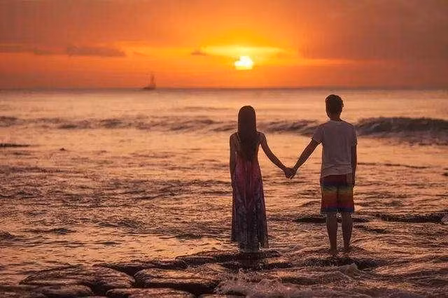Một số người nói rằng tình yêu là một sự hy sinh không ngừng, và một số người nói rằng tình yêu là một loại viên mãn. Nhưng có ai nói rằng tình yêu cũng là một nhu cầu?