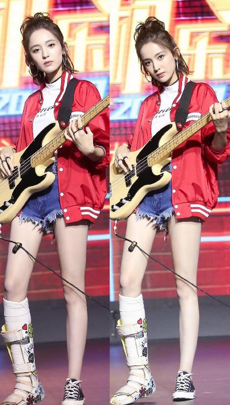 Cổ Lực Na Trát cũng góp tên trong danh sách nữ diễn viên có chiều cao đáng ngưỡng mộ. Người đẹp có chiều cao 1,72m, trong bức ảnh mang phong cách rock bụi bặm, dù đi giày bệt nhưng nữ diễn viên vẫn phô diễn được đôi chân dài trắng nõn và vẻ đẹp gợi cảm. Cổ Lực Na Trát cũng góp tên trong danh sách nữ diễn viên có chiều cao đáng ngưỡng mộ. Người đẹp có chiều cao 1,72m, trong bức ảnh mang phong cách rock bụi bặm, dù đi giày bệt nhưng nữ diễn viên vẫn phô diễn được đôi chân dài trắng nõn và vẻ đẹp gợi cảm.