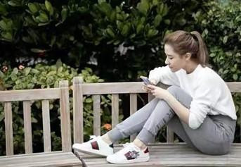 Môi trường xung quanh dinh thự cũng rất tuyệt vời với cây cối xung quanh, thiên nhiên chan hòa, rất phù hợp để tập thể dục thể thao hoặc xả hơi, hít thở không khí trong lành.