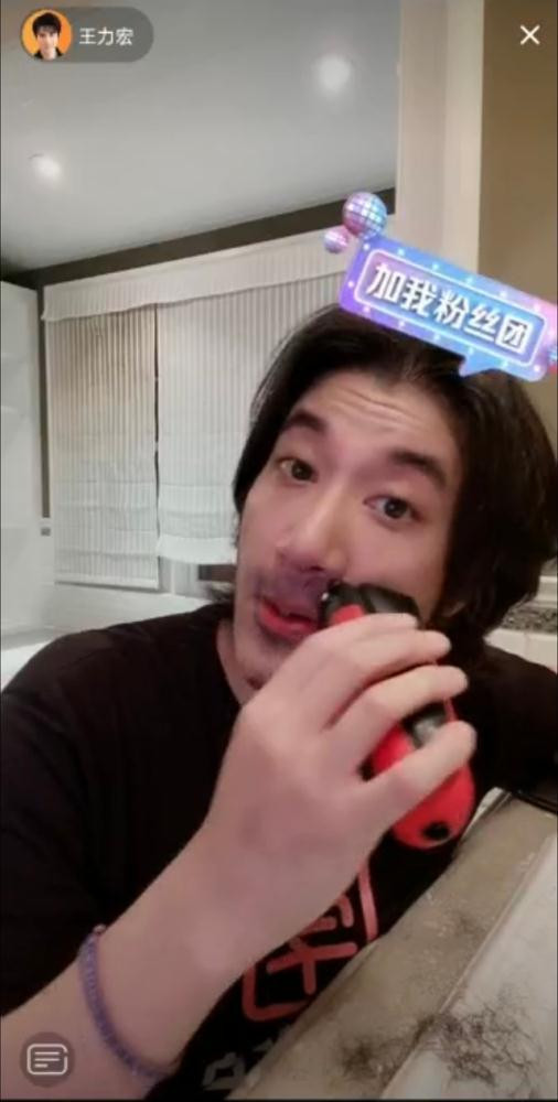 Cứ ngỡ rằng nam ca sĩ chỉ đang nói đùa, nhưng không lâu sau Vương Lực Hoành đã thực sự cầm máy lên và quay trực tiếp cảnh mình cạo râu. Cứ ngỡ rằng nam ca sĩ chỉ đang nói đùa, nhưng không lâu sau Vương Lực Hoành đã thực sự cầm máy lên và quay trực tiếp cảnh mình cạo râu.