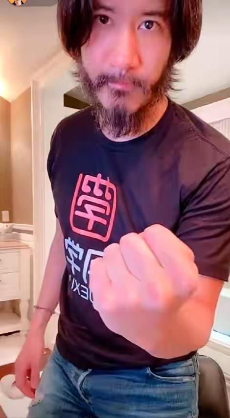 Thật tiếc khi bộ râu và mái tóc dài bù xù khiến nam ca sĩ trông trải đời và như vừa trải qua biến cố thăng trầm trong cuộc sống. Dưới ánh đèn, râu và tóc của Vương Lực Hoành còn điểm hoa râm, thậm chí nam ca sĩ còn tự giễu mình như người từ trên núi xuống. Thật tiếc khi bộ râu và mái tóc dài bù xù khiến nam ca sĩ trông trải đời và như vừa trải qua biến cố thăng trầm trong cuộc sống. Dưới ánh đèn, râu và tóc của Vương Lực Hoành còn điểm hoa râm, thậm chí nam ca sĩ còn tự giễu mình như người từ trên núi xuống.