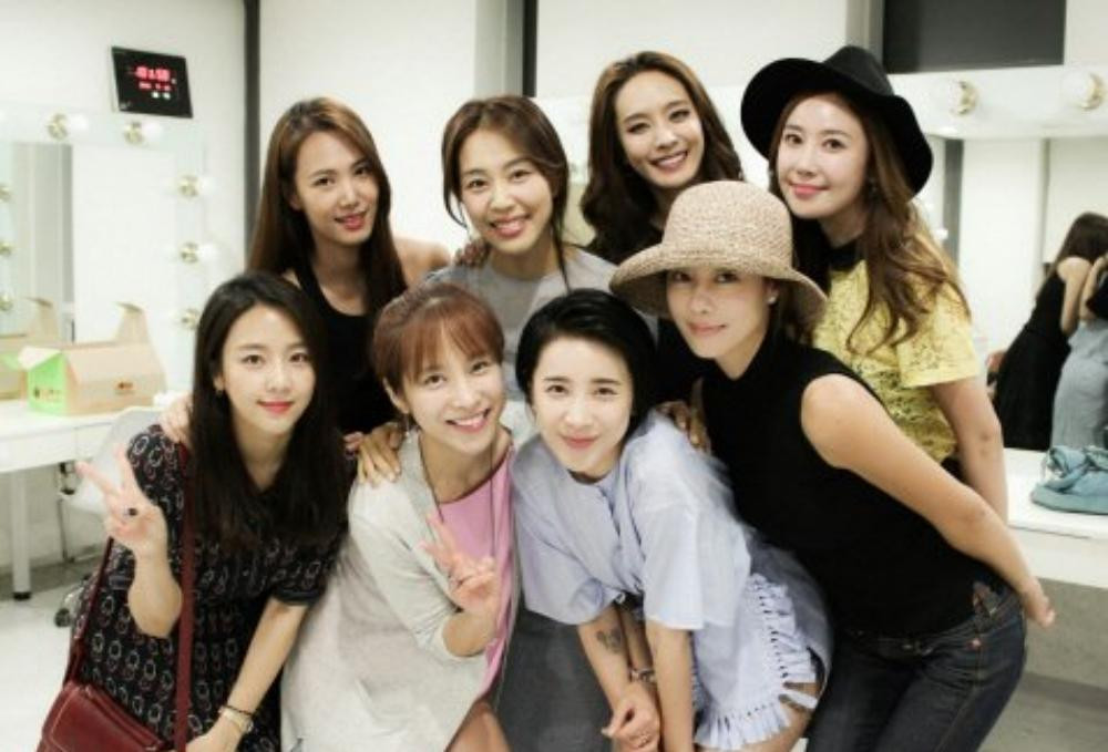 Các thành viên trang sức tụ tập để ủng hộ màn trình diễn của Park Jung-Ah