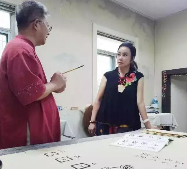 Lưu Hiểu Khánh là một người đam mê thư pháp và nghệ thuật, nên bà cũng sử dụng các loại hình tranh nghệ thuật để tạo điểm nhấn cho những bức tường trong nhà.