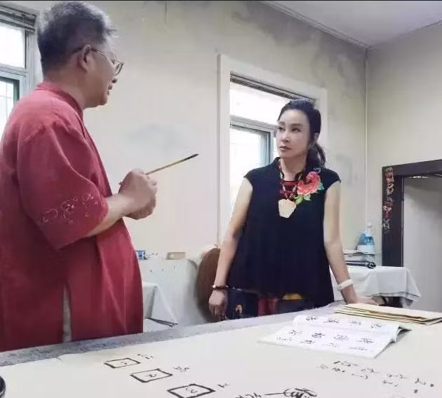 Lưu Hiểu Khánh là một người đam mê thư pháp và nghệ thuật, nên bà cũng sử dụng các loại hình tranh nghệ thuật để tạo điểm nhấn cho những bức tường trong nhà. Lưu Hiểu Khánh là một người đam mê thư pháp và nghệ thuật, nên bà cũng sử dụng các loại hình tranh nghệ thuật để tạo điểm nhấn cho những bức tường trong nhà.