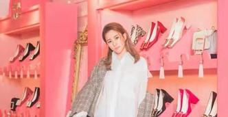 Không gian giành cho thời trang của người đẹp được tô điểm màu hồng đầy thơ mộng nhưng cũng vô cùng sang chảnh. Căn phòng này là nơi Hà Siêu Liên trưng bày rất nhiều giày và túi ví mà cô yêu thích. Đây quả thực là một căn phòng đáng ghen tỵ và là mơ ước của các quý cô.