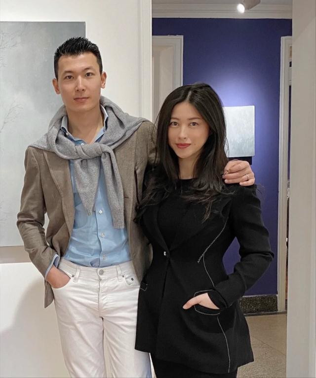 Cư dân mạng đã để lại những lời nhắn khen ngợi vợ chồng họ xứng đôi vừa lứa. Chu Châu dù đã bầu sắp sinh nhưng cũng không quên thể hiện gu thời trang của mình. Người hâm mộ, về cơ bản, rất an tâm khi thấy thần tượng của mình có cuộc sống hạnh phúc như vậy. Cư dân mạng đã để lại những lời nhắn khen ngợi vợ chồng họ xứng đôi vừa lứa. Chu Châu dù đã bầu sắp sinh nhưng cũng không quên thể hiện gu thời trang của mình. Người hâm mộ, về cơ bản, rất an tâm khi thấy thần tượng của mình có cuộc sống hạnh phúc như vậy.