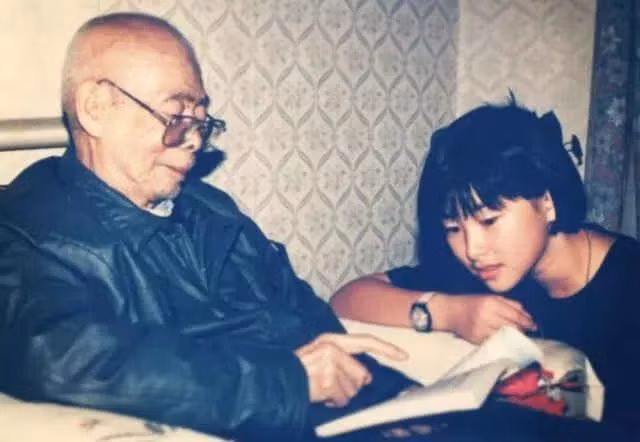 Chu Châu xuất thân từ một gia đình không hề tầm thường. Ông nội của cô là một công thần khai quốc - một vị tướng trong Quân đội. Cha của người đẹp là ông Chu Hải Bân (Zhu Hanbin), một doanh nhân giàu có, người sáng lập một hãng kem có tiếng ở đại lục.