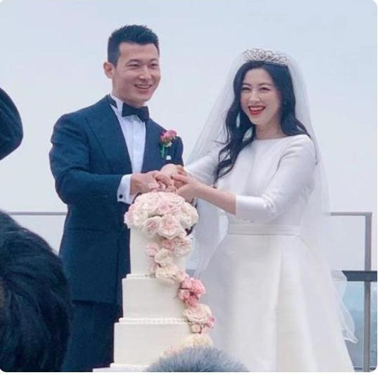 Được biết, Vương Quân Giai nhỏ hơn Chu Châu 2 tuổi, xuất thân từ một gia đình Hoa kiều và điều hành một thương hiệu áo vét của riêng mình ở Bắc Kinh. Cánh báo chí còn đào được thông tin Vương Quân Giai còn là giáo viên của khoa Mỹ thuật, trường ĐH Thanh Hoa, là một người tài năng. Được biết, Vương Quân Giai nhỏ hơn Chu Châu 2 tuổi, xuất thân từ một gia đình Hoa kiều và điều hành một thương hiệu áo vét của riêng mình ở Bắc Kinh. Cánh báo chí còn đào được thông tin Vương Quân Giai còn là giáo viên của khoa Mỹ thuật, trường ĐH Thanh Hoa, là một người tài năng.