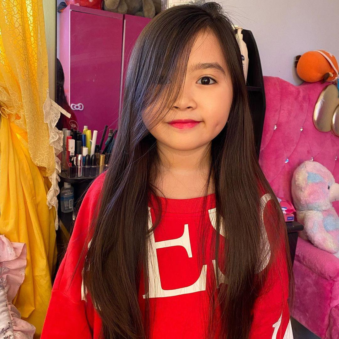Không ngờ cô bé 5 tuổi năm nào đã lớn như vậy rồi . Rất nhiều người kỳ vọng tương lai cô bé sẽ trở thành một mỹ nhân.