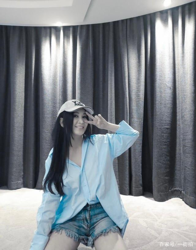 Dù khoác lên mình chiếc váy hở vai, hay chiếc áo sơ mi thùng thình, quần sóoc rách thời trang, thì Ôn Bích Hà vẫn khiến người hâm mộ ngỡ ngàng. Quả thực, nữ thần đóng băng được tuổi tác là đây! Dù khoác lên mình chiếc váy hở vai, hay chiếc áo sơ mi thùng thình, quần sóoc rách thời trang, thì Ôn Bích Hà vẫn khiến người hâm mộ ngỡ ngàng. Quả thực, nữ thần đóng băng được tuổi tác là đây!