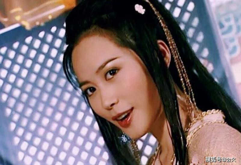 Bất kỳ ai khi đối diện với với Du Phi Hồng, lần đầu tiên ít nhiều đều bị cuốn hút bởi khí chất tao nhã và điềm đạm toát ra từ thần thái của cô. Ngay cả trong giới giải trí rộng lớn như vậy, mỹ nhân nhiều như những đám mây trôi, nhưng vẻ đẹp của Du Phi Hồng vẫn là đặc biệt độc nhất. Du Phi Hồng được khán giả ấn tượng nhờ vai diễn Kinh hồng tiên tử trong bộ phim truyền hình &quot;Tiểu Lý Phi Đao&quot; . Với vẻ đẹp ưu tú và kỹ năng diễn xuất vượt trội, cô đã diễn ra một “khí chất nữ thần” đúng nghĩa và lưu dấu ấn sâu đậm trong lòng khán giả.