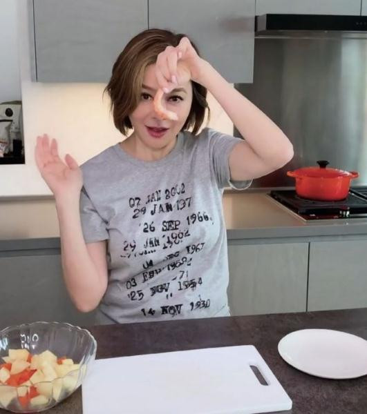 Người đẹp cũng thường xuyên chia sẻ cuộc sống của mình trên các nền tảng xã hội. Cô cũng trổ tài nấu nướng, chế độ ăn rất đơn giản, chủ yếu là cà rốt, táo và tôm. Cô cũng rất nhiệt tình chia sẻ bí quyết dưỡng da, cho rằng muốn đẹp thì phải ăn uống lành mạnh, đặc biệt tôn sùng chế độ “Eat clean”.