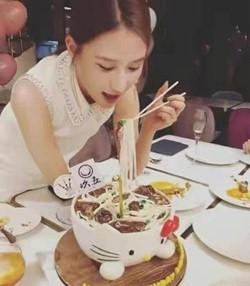 Phòng ăn của dinh thự cũng rất rộng rãi, được bài trí rất tinh tế, toàn bộ bộ đồ ăn trên bàn đều rất đắt tiền với kiểu dáng độc đáo tinh xảo.