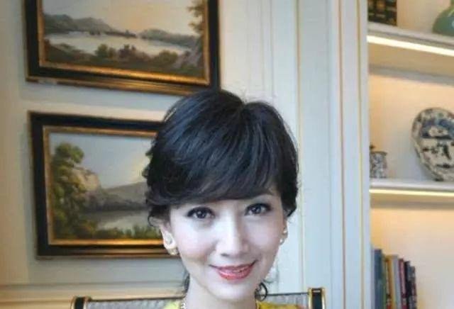 Ở một góc khác, tường được trang trí bằng thạch cao ba lớp,với các bức tranh sơn dầu phong cảnh đồng quê cùng cùng đồ trang trí bằng gốm. Đây là phong cách một thiết kế rất tinh tế và khiến không gian tràn ngập không khí văn học nghệ thuật, khiến người ta cảm thấy đặc biệt thoải mái.